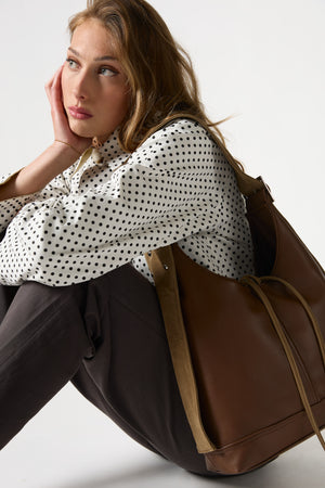 
                  
                    Load image into Gallery viewer, THE OVERSIZED NOBLE VEGAN BAG
                  
                